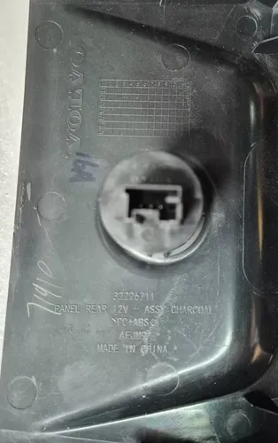 Moldura Console Tomada Usb Volvo Xc60 T8 Hìbrida 2024 - Imagem 3