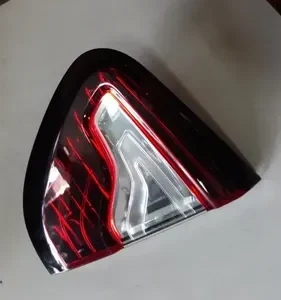 Lanterna Tampa Traseira Direita Captur 2018 Direito/passageiro Vermelho