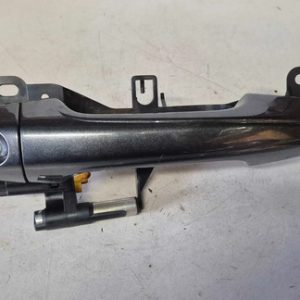 Maçaneta Externa Dianteira Esquerda Toyota Hilux Sr 2.8 2022 Cinza Dianteira