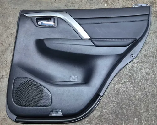 Forro De Porta Traseiro Direito Mitsubishi Pajero Sport 2025