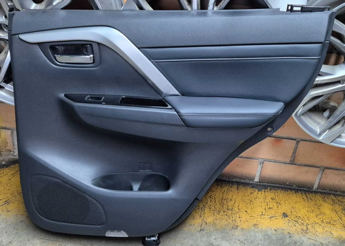 Forro De Porta Traseiro Direito Mitsubishi Pajero Sport 2025 - Imagem 4