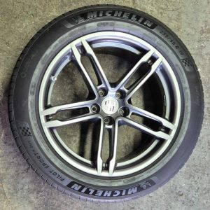 Roda Traseira Com Pneu 235/55/19 Porsche Macan 2024 Laranja