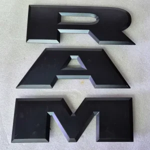 Emblema Letreiro Tampa Traseira Ram 2500 2023/2024 Cinza