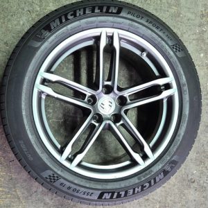 Roda Dianteira Com Pneu 255/50/19 Porsche Macan 2024 Micheli Laranja